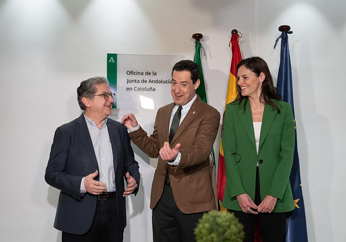 Enric Millo, Juanma Moreno y Esperanza García, hoy, en la presentación de la sede de la Junta de Andalucía en Barcelona