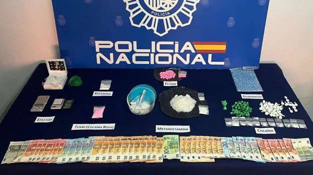 Dinero y sustancias estupefacientes incautadas durante la operation policial