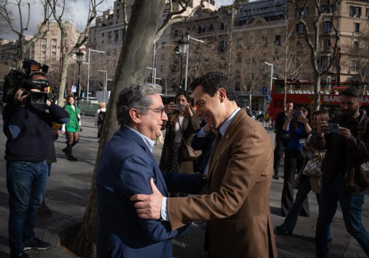 Juanma Moreno y Enric Millo en las calles de Barcelona