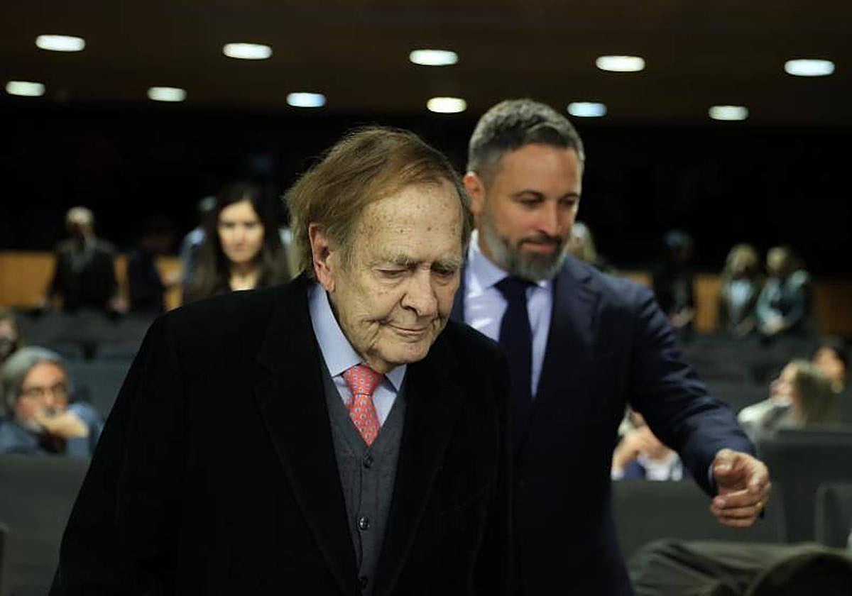 Ramón Tamames junto a Santiago Abascal, minutos antes de su comparecencia este jueves