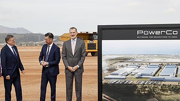Imagen de Felipe VI, Thomas Schmall y Ximo Puig este viernes, junto a los terrenos en los que se construirá la gigafactoría en Sagunto (Valencia)