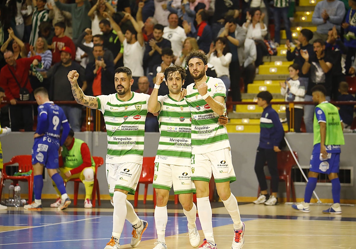 Jesús Rodríguez, Pablo del Moral y Zequi celebran su gol en Vista Alegre