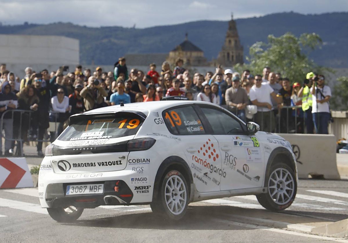 Un participante del Rallye Sierra Morena 2023 a su paso por Córdoba