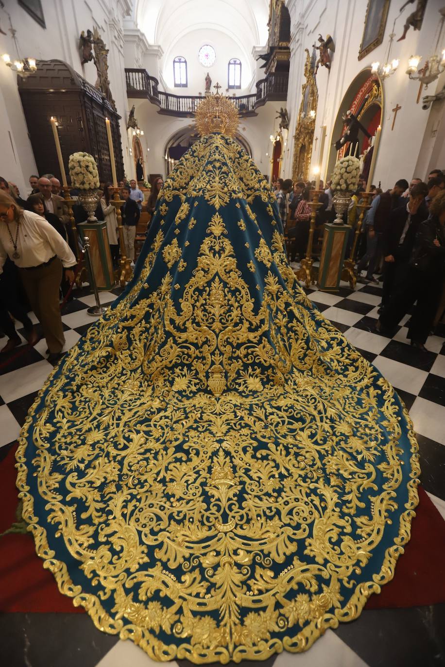 El deslumbrante manto bordado de la Virgen de la Trinidad de Córdoba, en imágenes