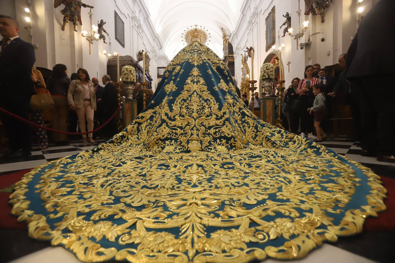 El deslumbrante manto bordado de la Virgen de la Trinidad de Córdoba, en imágenes