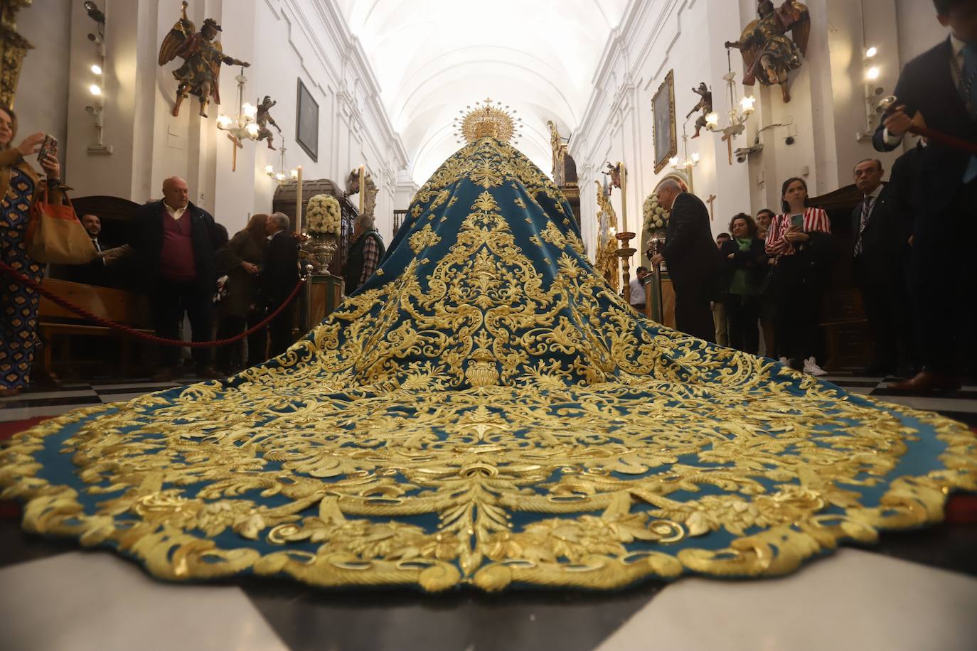El deslumbrante manto bordado de la Virgen de la Trinidad de Córdoba, en imágenes