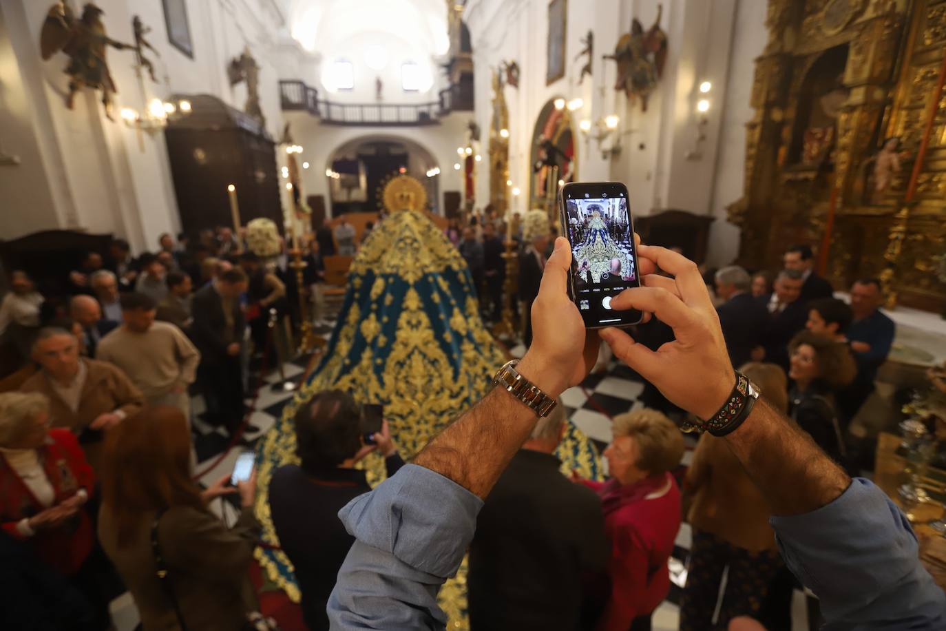 El deslumbrante manto bordado de la Virgen de la Trinidad de Córdoba, en imágenes