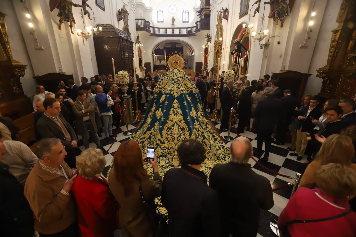 El deslumbrante manto bordado de la Virgen de la Trinidad de Córdoba, en imágenes