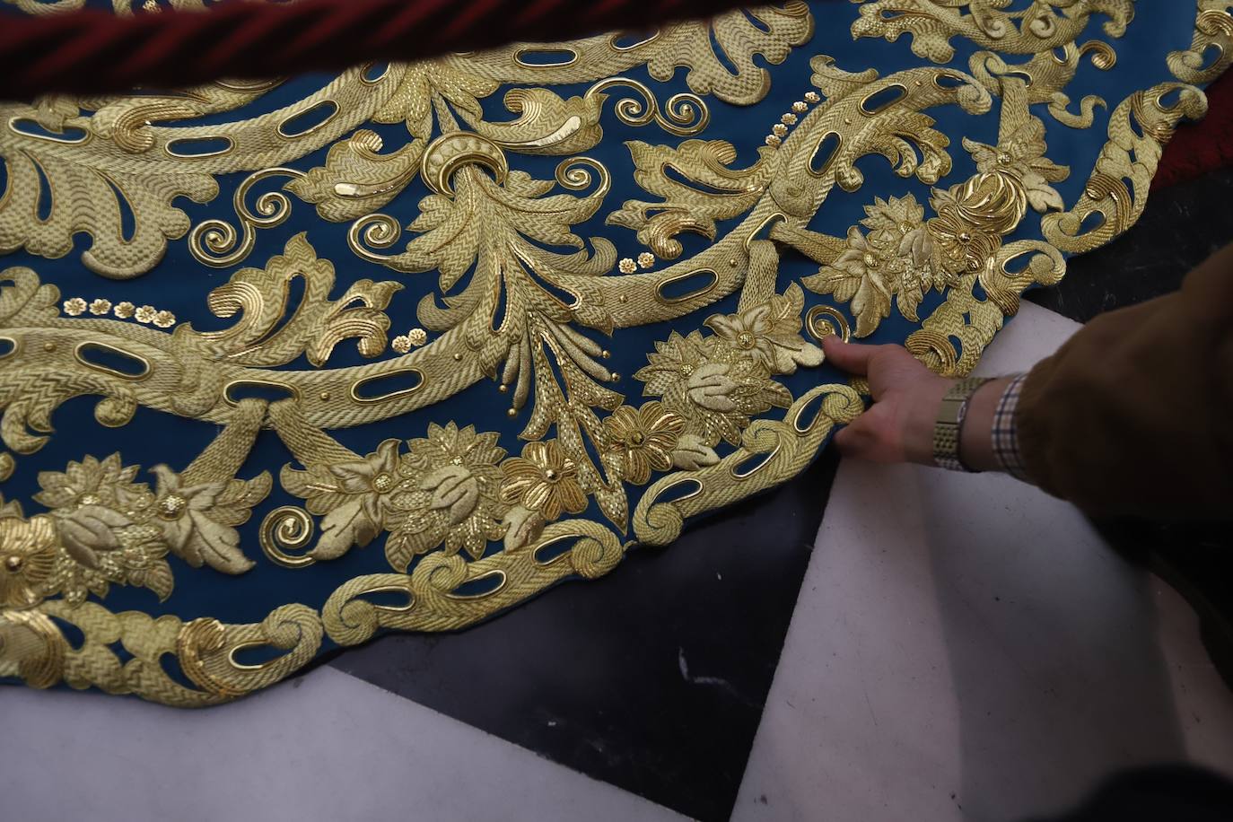 El deslumbrante manto bordado de la Virgen de la Trinidad de Córdoba, en imágenes