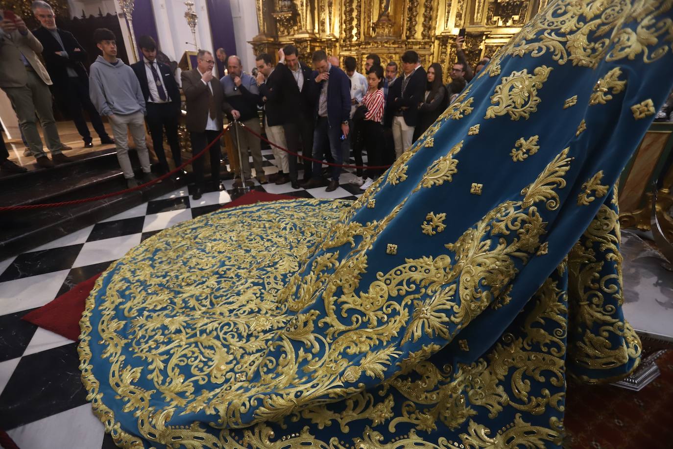 El deslumbrante manto bordado de la Virgen de la Trinidad de Córdoba, en imágenes