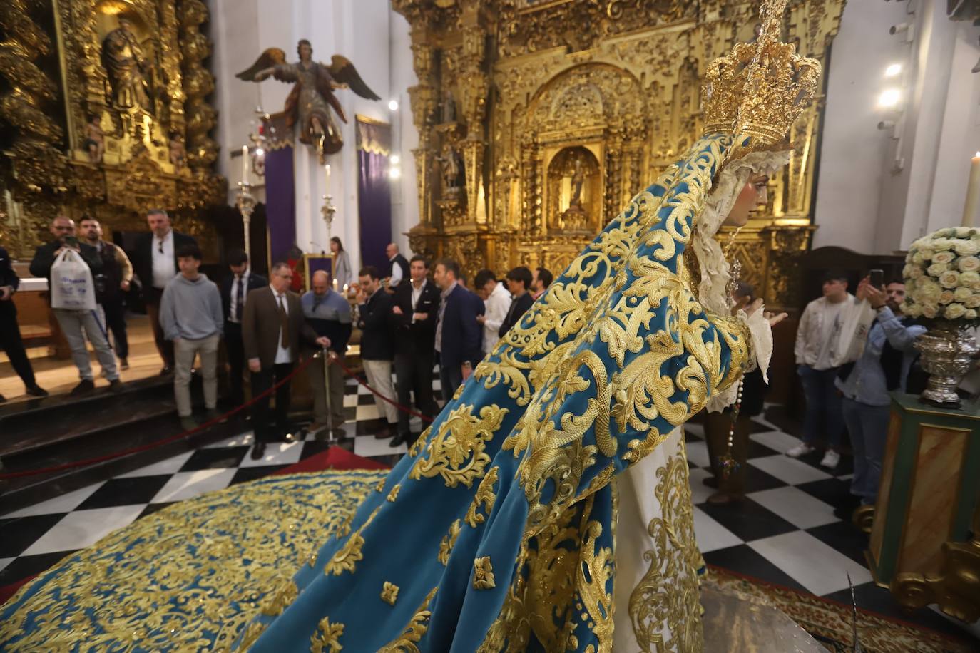 El deslumbrante manto bordado de la Virgen de la Trinidad de Córdoba, en imágenes