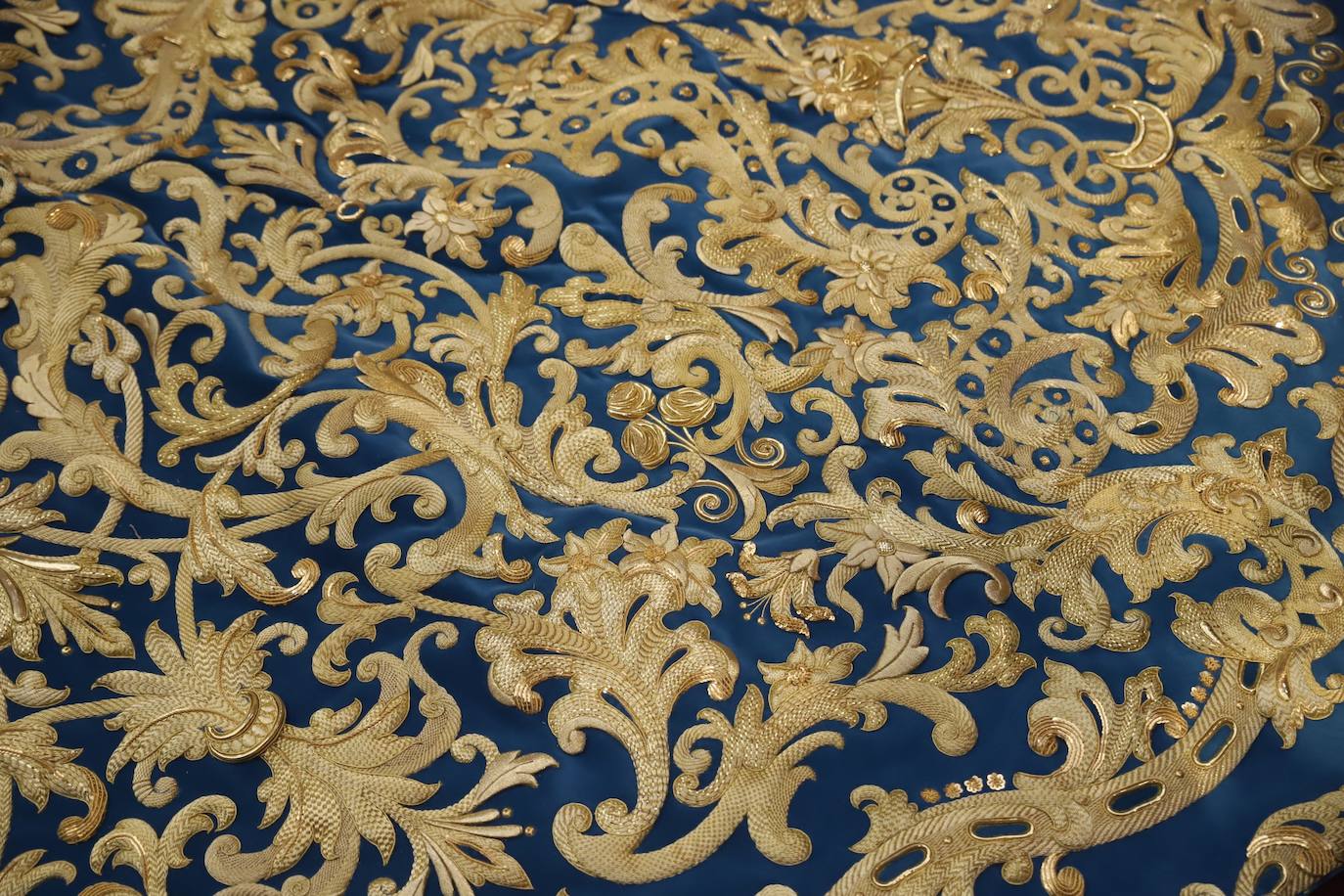 El deslumbrante manto bordado de la Virgen de la Trinidad de Córdoba, en imágenes