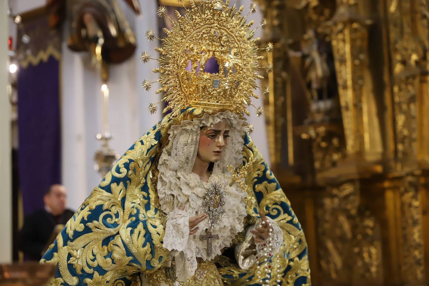 El deslumbrante manto bordado de la Virgen de la Trinidad de Córdoba, en imágenes