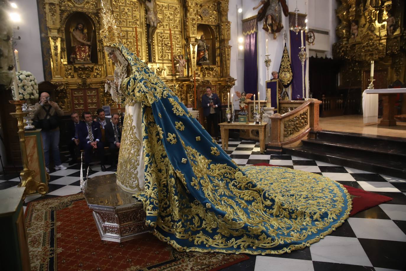 El deslumbrante manto bordado de la Virgen de la Trinidad de Córdoba, en imágenes