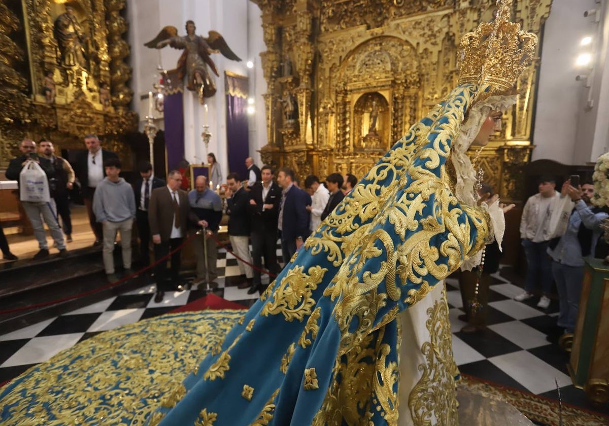 La Virgen de la Trinidad, con su nuevo manto