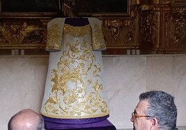 Una rosa de oro en la nueva saya para la Virgen de las Lágrimas de Córdoba