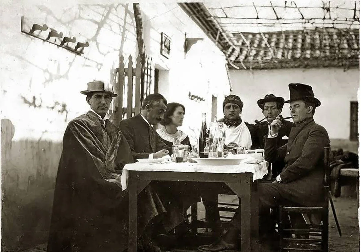 Algunos de los miembros de la Orden de Toledo, entre ellos Buñuel, en Venta de Aires
