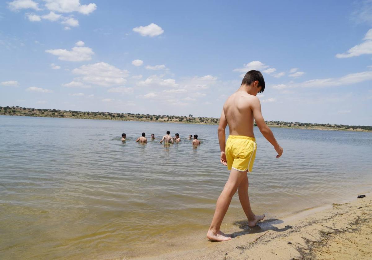 Jóvenes bañándose en la playa de La Colada