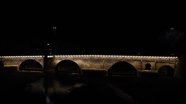 El puente árabe de Guadalajara luce nueva iluminación ornamental