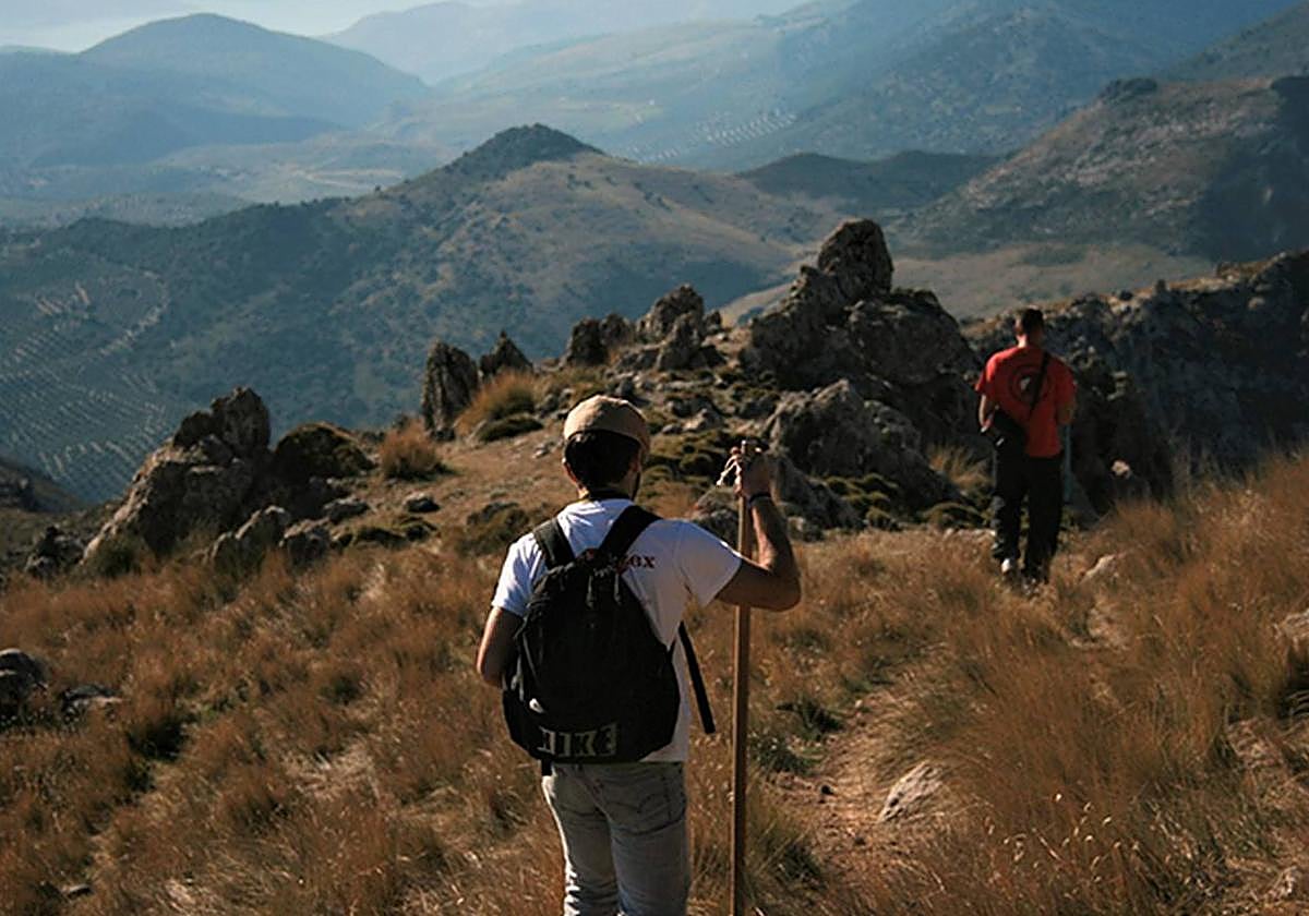 Senderistas recorriendo el camino hacia La Tiñosa, el punto más alto de la provincia