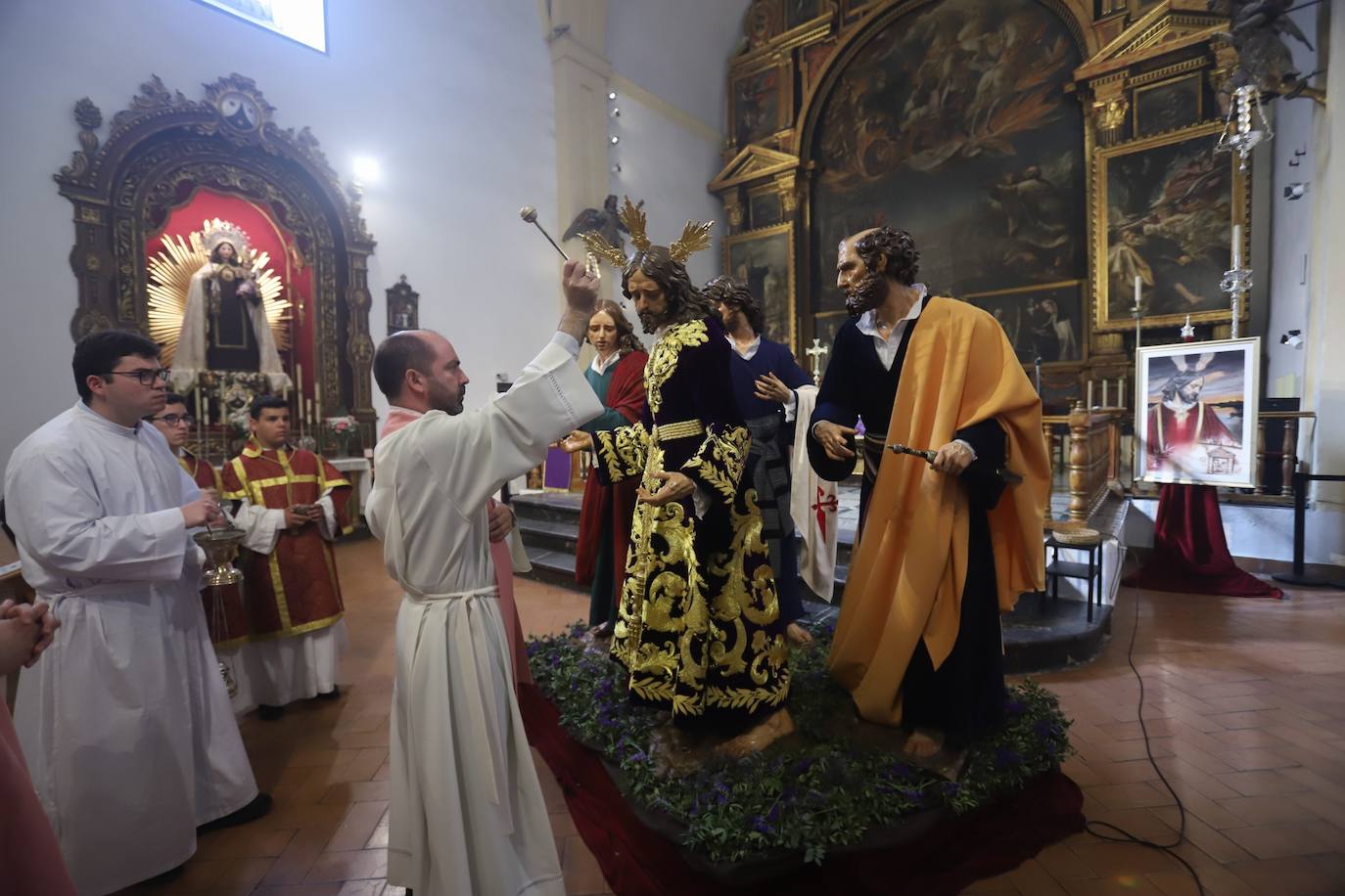 Los tres nuevos apóstoles junto al Señor de la Salud de Córdoba, en imágenes