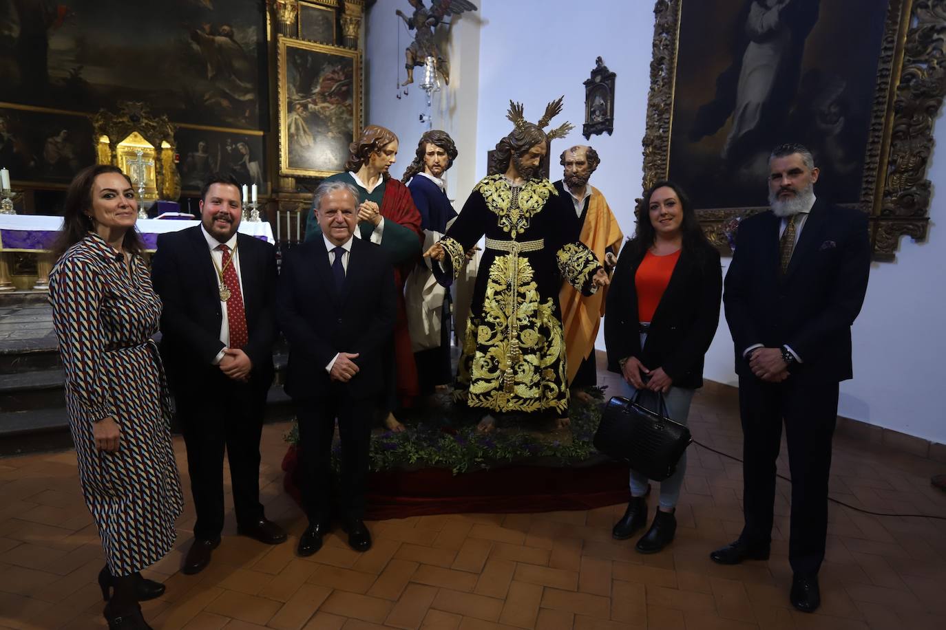 Los tres nuevos apóstoles junto al Señor de la Salud de Córdoba, en imágenes