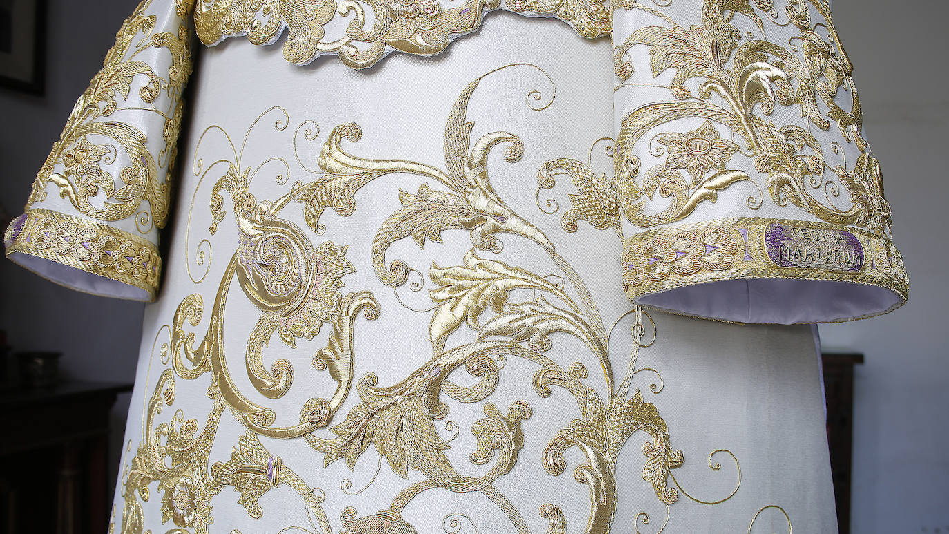 En imágenes, la nueva saya de la Virgen de las Lágrimas de Córdoba, al detalle