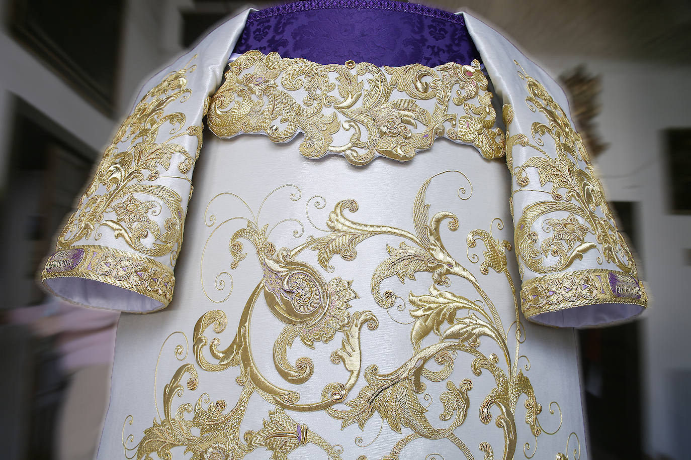 En imágenes, la nueva saya de la Virgen de las Lágrimas de Córdoba, al detalle