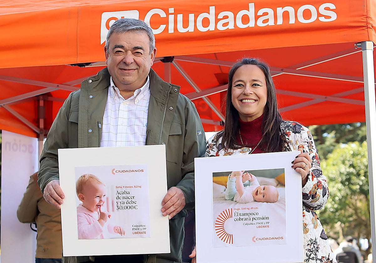 La presidenta de Ciudadanos (Cs) de Castilla y León y portavoz en el Ayuntamiento de León, Gemma Villarroel, comparece junto al candidato a la Alcaldía de León, Justo Fernández