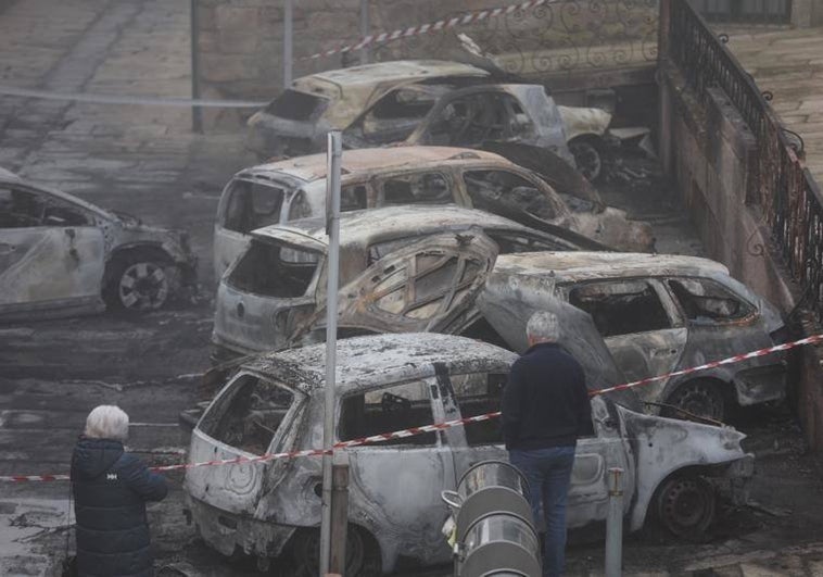 Investigan si la detenida por quemar 21 coches en Tui actuó motivada por una pelea familiar