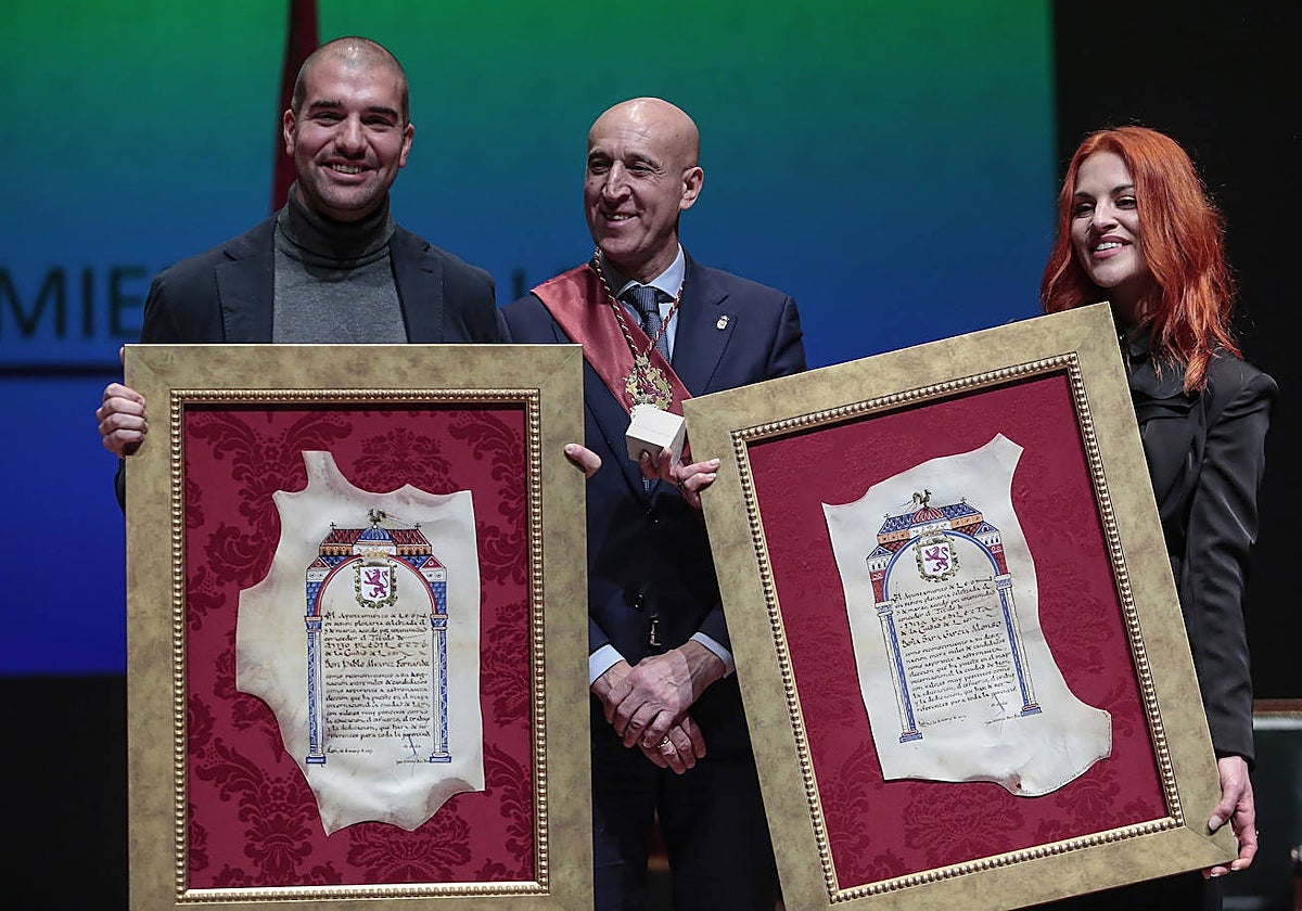 El alcalde de León, José Antonio Diez, preside el acto de entrega del título de Hijos Predilectos de la Ciudad de León a Pablo Álvarez y Sara García