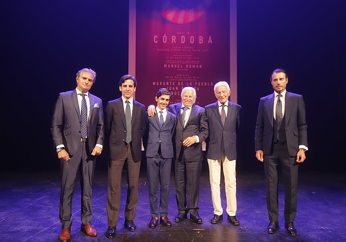 De izquierda a derecha, Garzón, El Cordobés, Finito, Román, Chiquilín, Montilla y Juan Ortega, delante del cartel