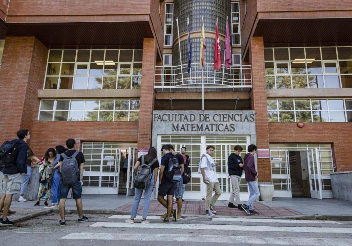 Alumnos de la Universidad Complutense, en una de sus facultades