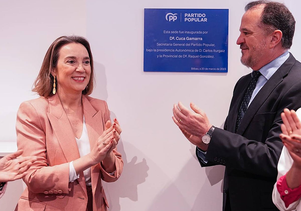 La secretaria general del PP, Cuca Gamarra, junto a Carlos Iturgaiz, tras inaugurar la nueva sede del PP vasco en Bilbao
