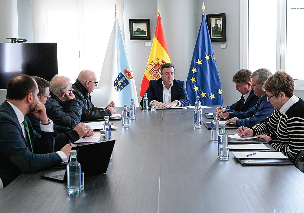 Valentín González Formoso durante la reunión que mantuvo ayer con representantes del sector pesquero