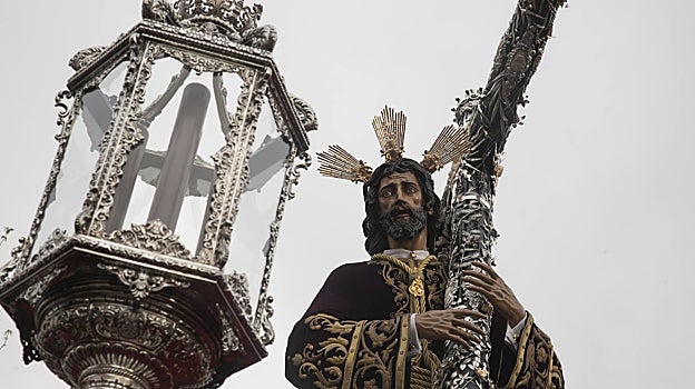 El Señor de los Reyes, abrazado a la Cruz de la Vida