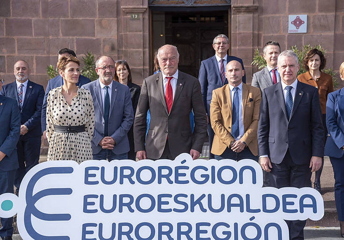 Los presidentes de Navarra, Nueva Aquitania y País Vasco posan al inicio de la reunión