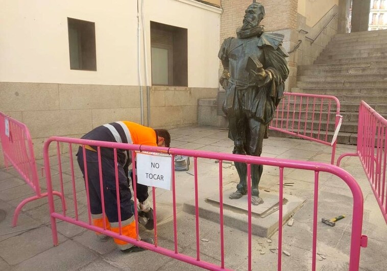 Retiran la estatua de Cervantes en Toledo para mejorar y fortalecer su anclaje