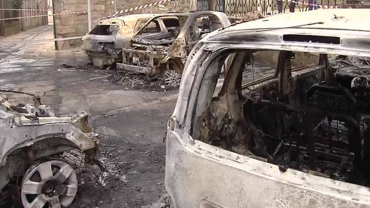 Queman una veintena de coches en el casco histórico de Tui (Pontevedra)