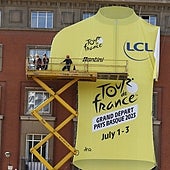 Bilbao calienta motores para la Gran Salida del Tour con un maillot amarillo gigante