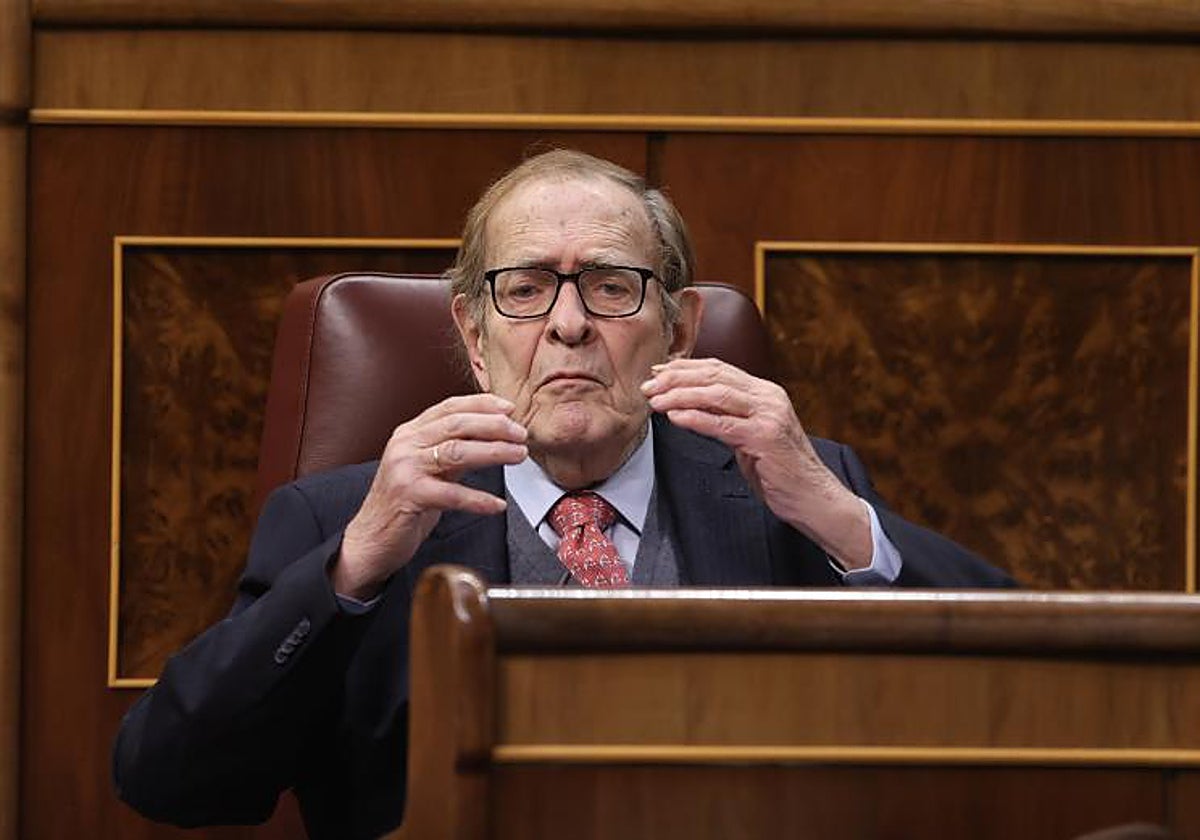 Ramón Tamames en su escaño del Congreso para esta moción de censura