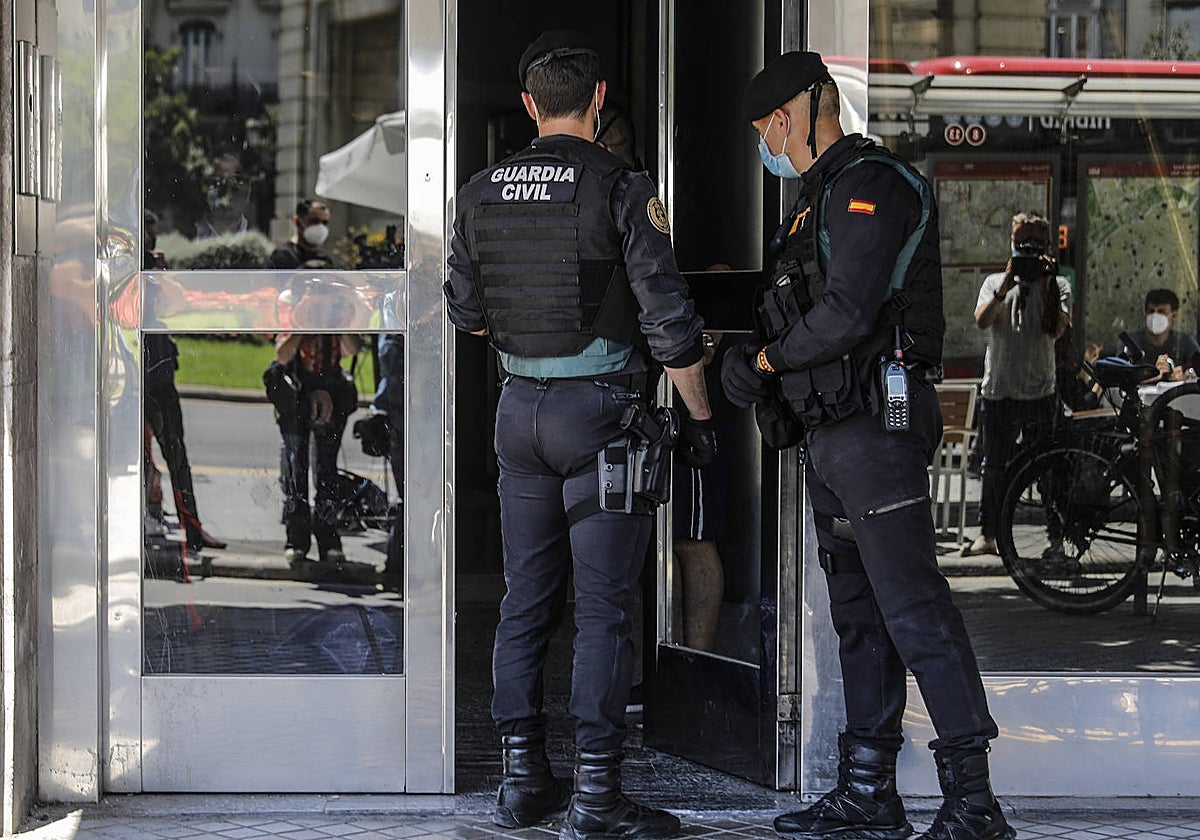 Imagen de archivo de uno de los registros realizados por la Guardia Civil en el marco del caso Azud en Valencia