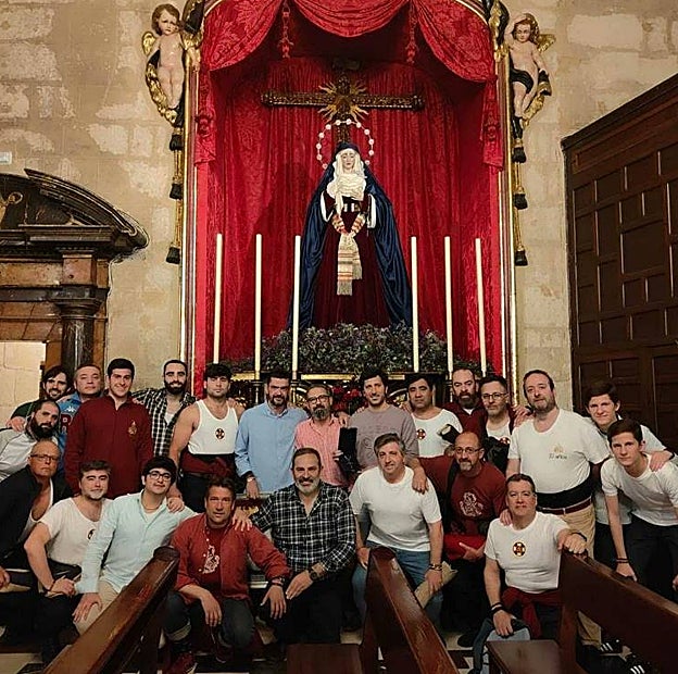 El grupo de hermanos costaleros, con el hermano mayor en el centro