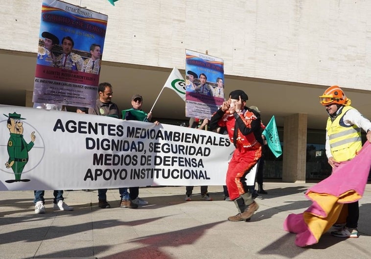 Cerca de 400 agentes medioambientales 'toman' las Cortes para exigir un operativo antiincendios digno