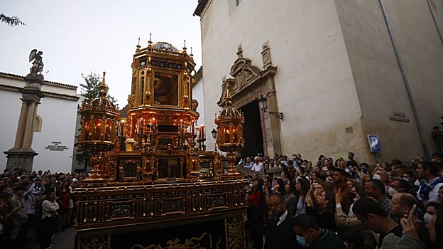 El paso del Santo Sepulcro avanza por la Compañía