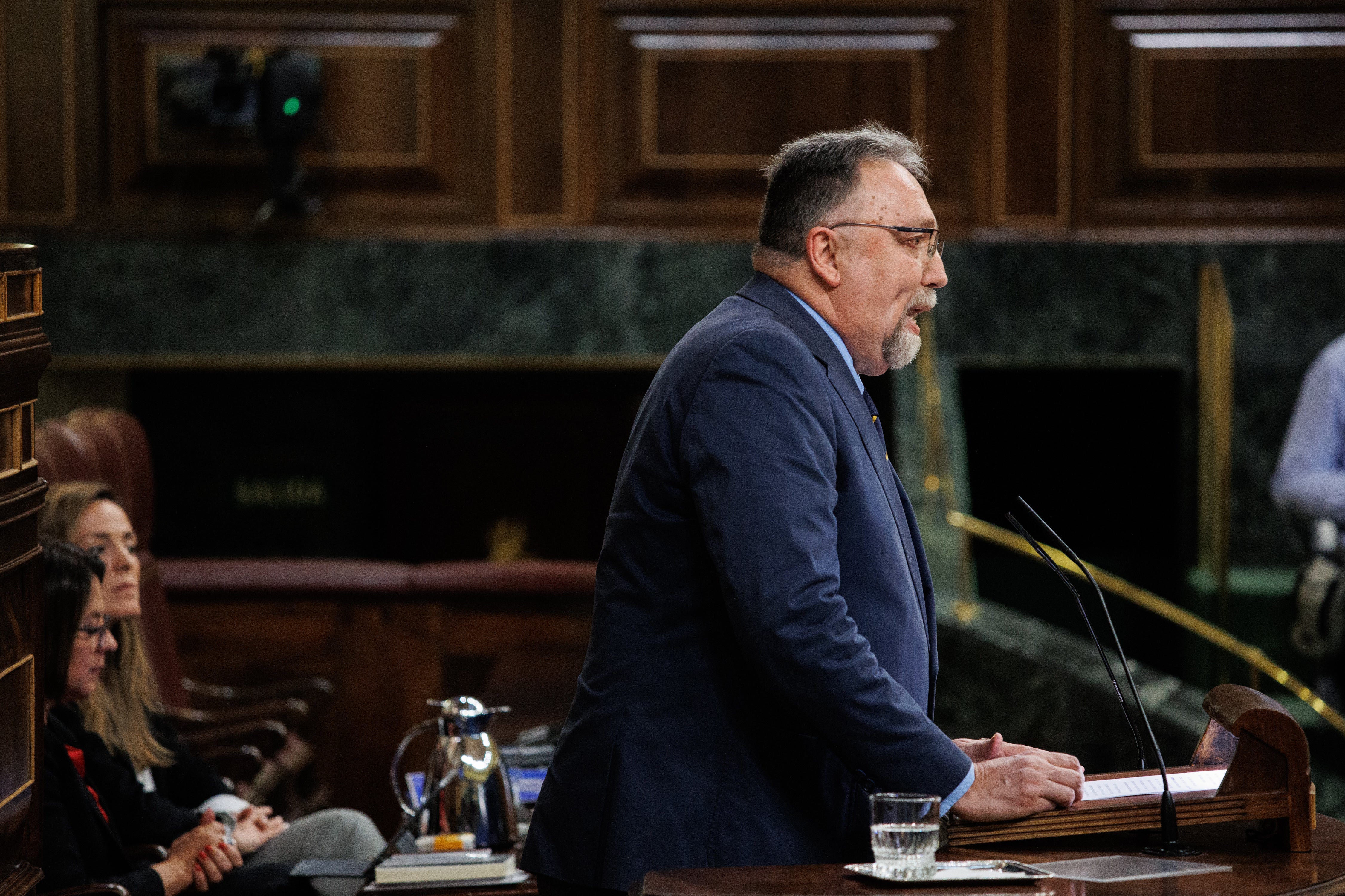 El diputado de Foro Asturias Isidro Manuel Martínez Oblanca interviene durante un debate de la moción de censura