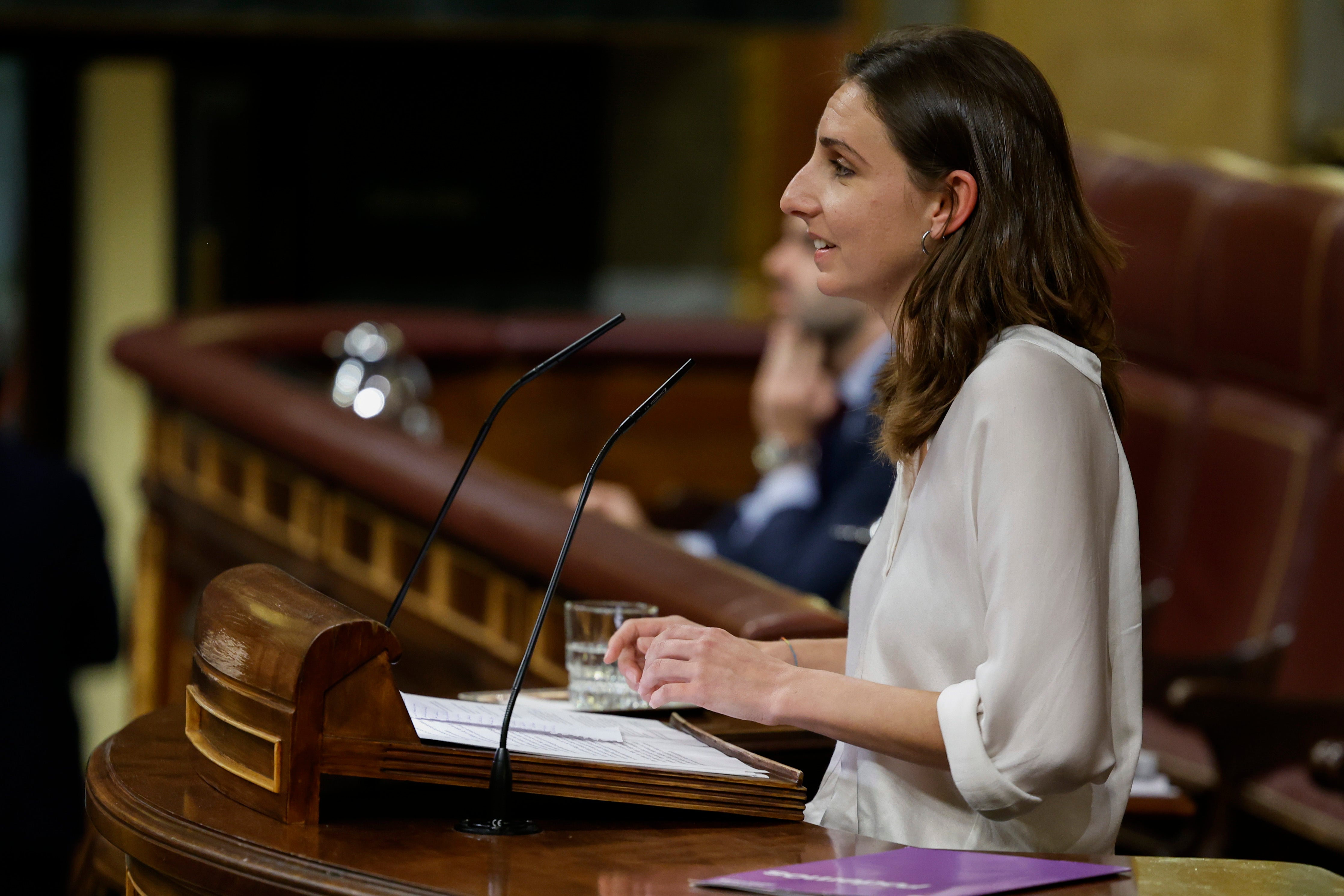La diputada de Unidas Podemos Lucía Muñoz Dalda interviene en el debate de la moción de censura de VOX contra el presidente del Gobierno, Pedro Sánchez