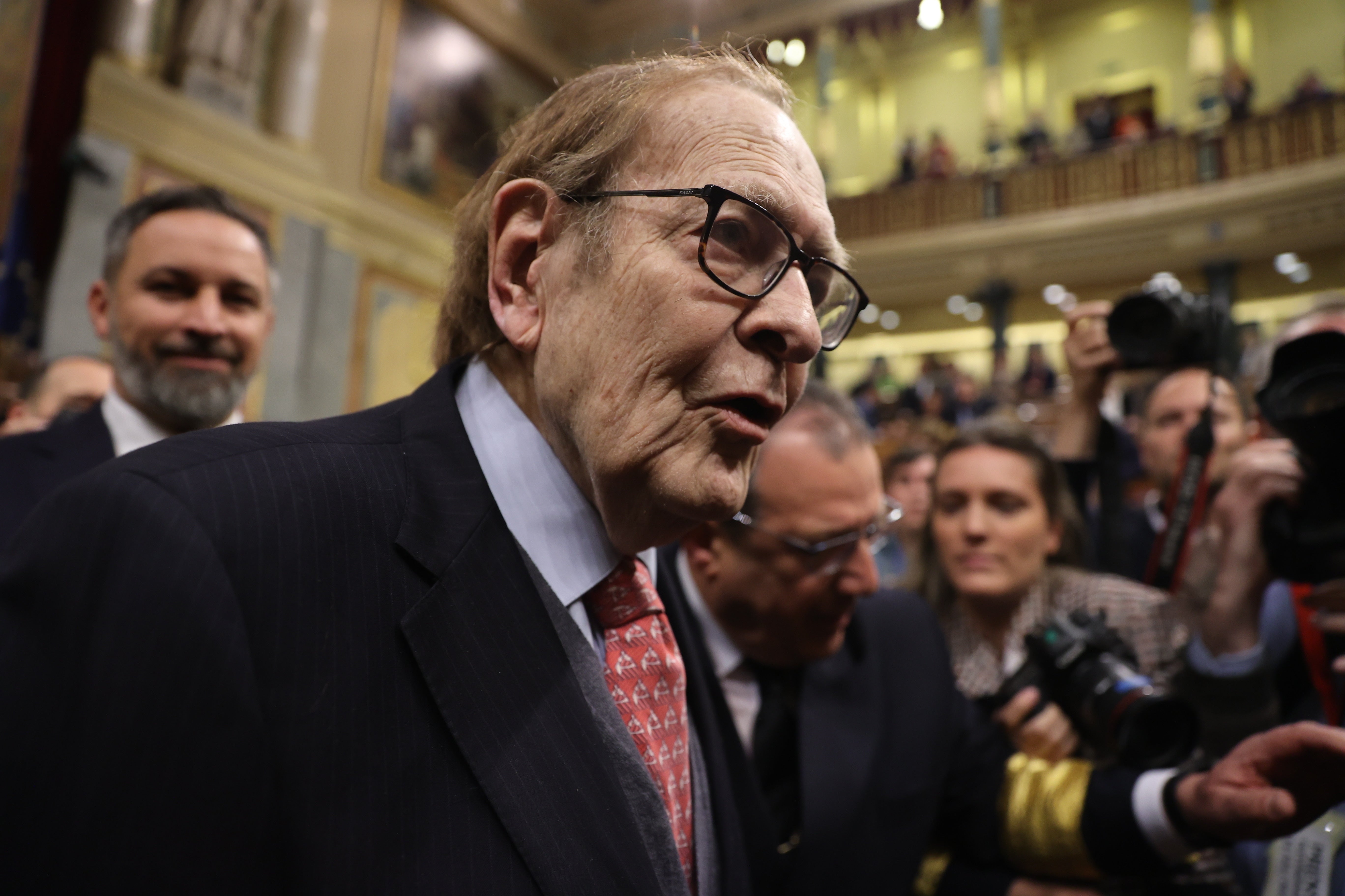 Ramón Tamames, entrando en el hemiciclo para el debate de la moción de censura