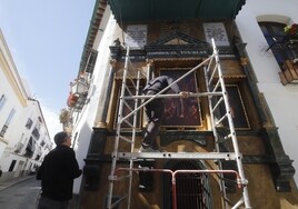 La colocación de los lienzos en el altar de San Rafael, en imágenes