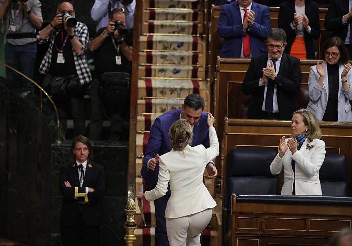 Pedro Sánchez felicita a Yolanda Díaz al término de su discurso